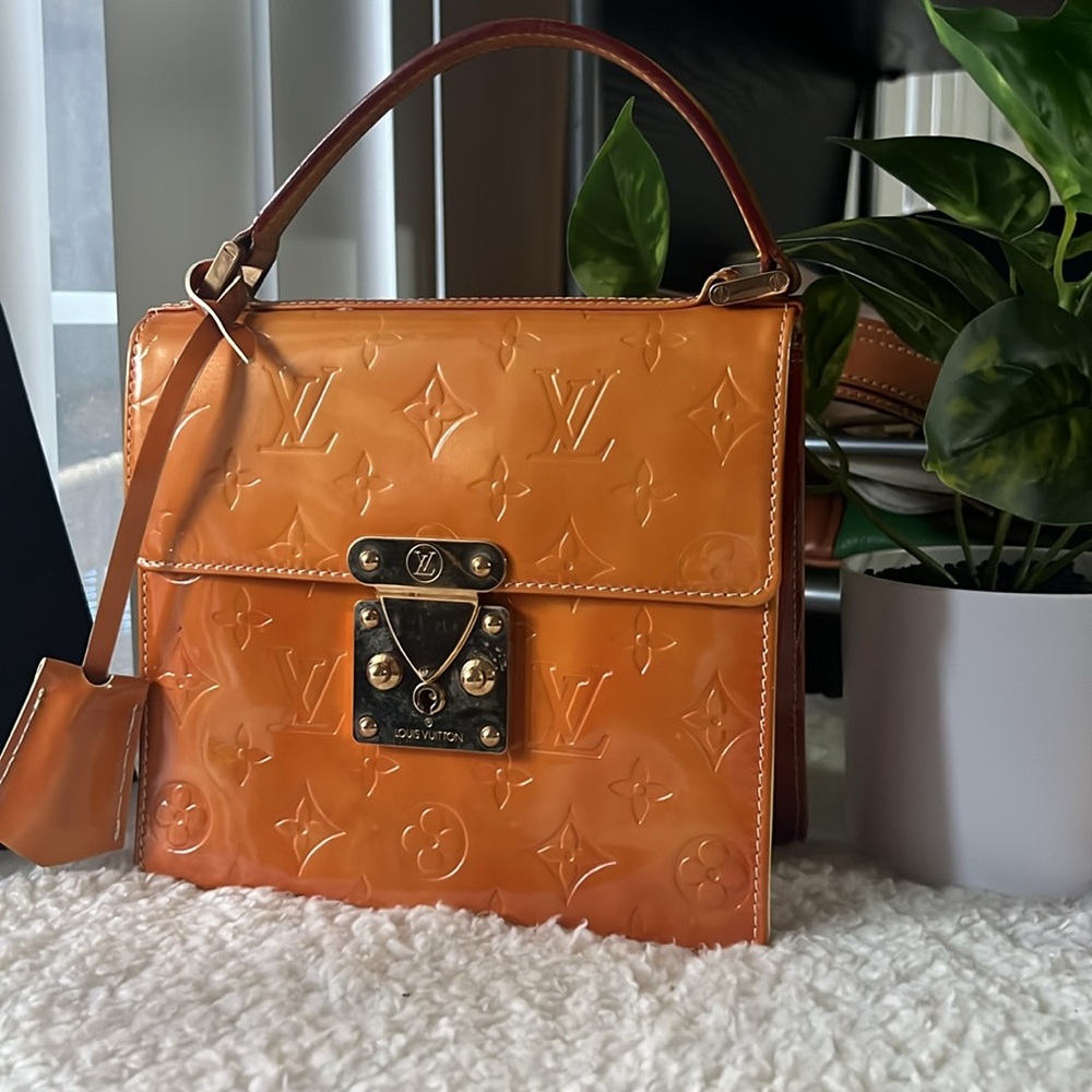 Louis Vuitton Vernis Spring Street hand bag with 2 keys